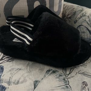 Steve Madden black fuzzy flippers